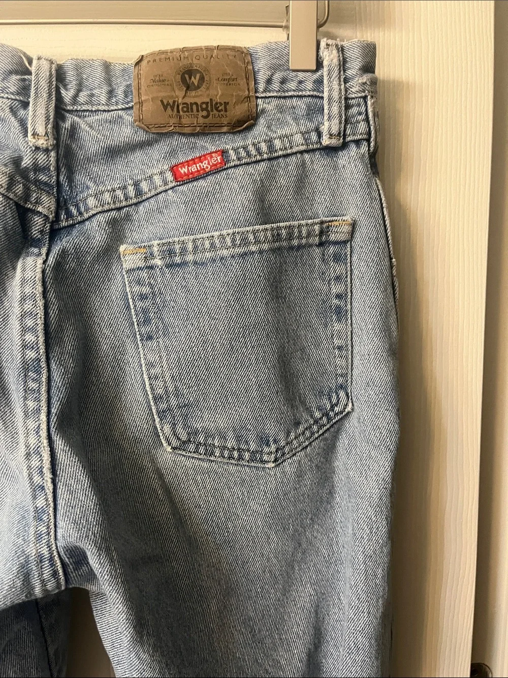 Wrangler 965T1SL Lightwash Distressed Straight Leg Denim Jeans